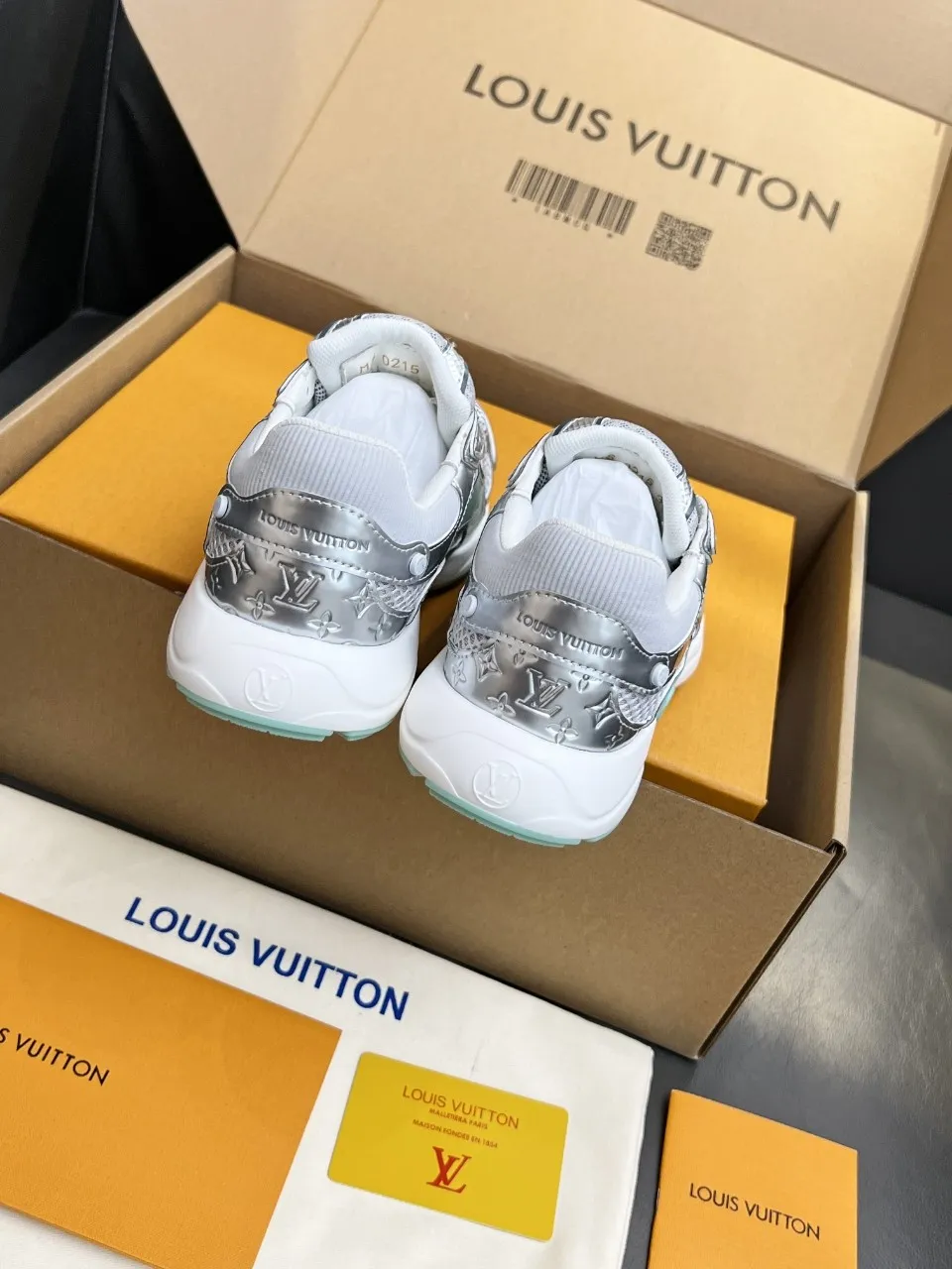 👟👟Ex-factory price 560👟👟 Women's shoes, women's clothing, men's size +10 2025 new LV couple's same style sports shoes, hot coming🔥🔥🔥Official website synchronized fabric, using special material printing process. Inside, breathable mesh size (women's model 35-42) (men's model 39-46, 45-46 customized)
